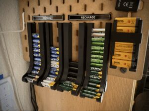 aa and aaa battery dispenser for skådis